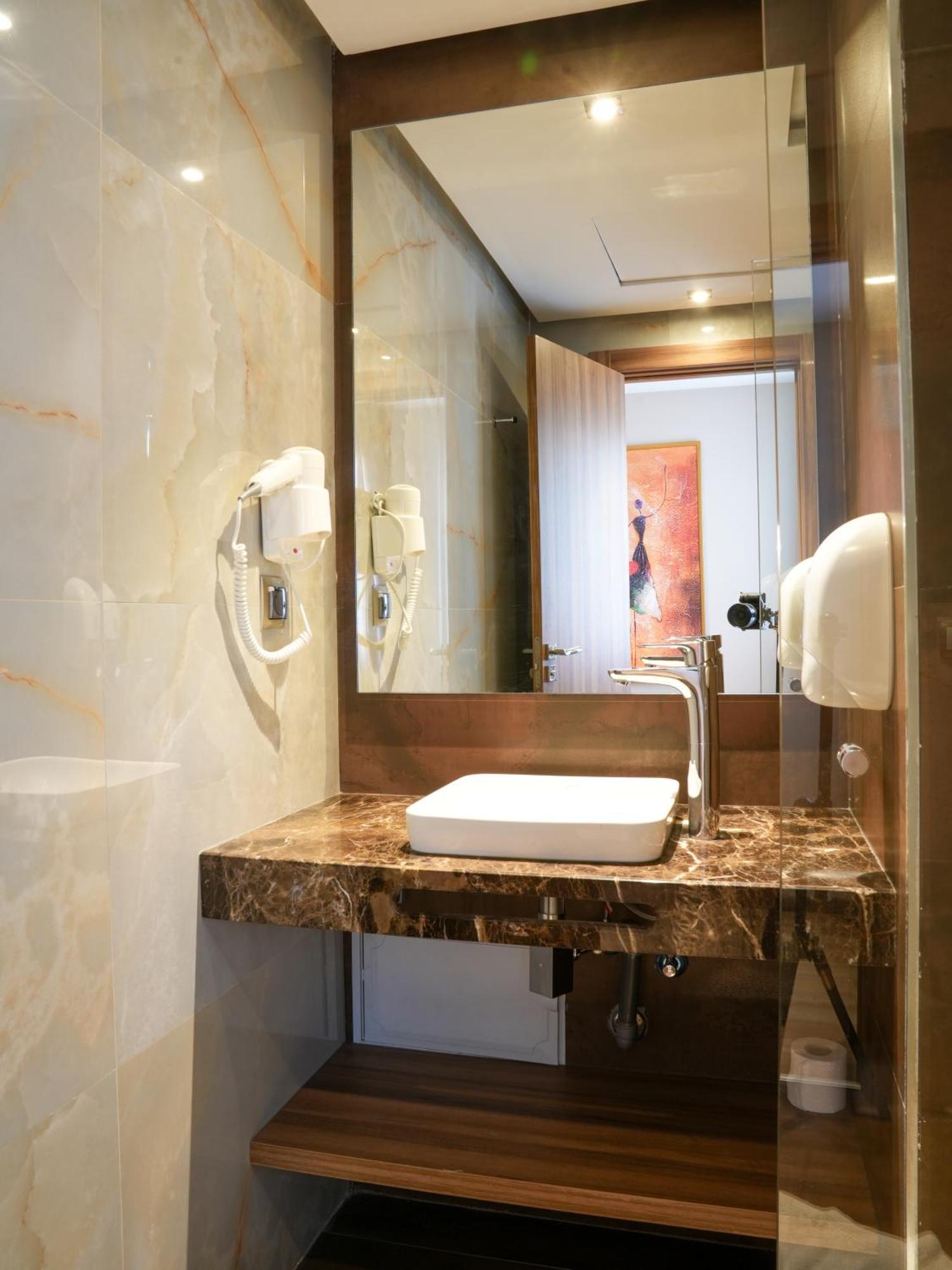 First Suites Hotel Rabat Bagian luar foto